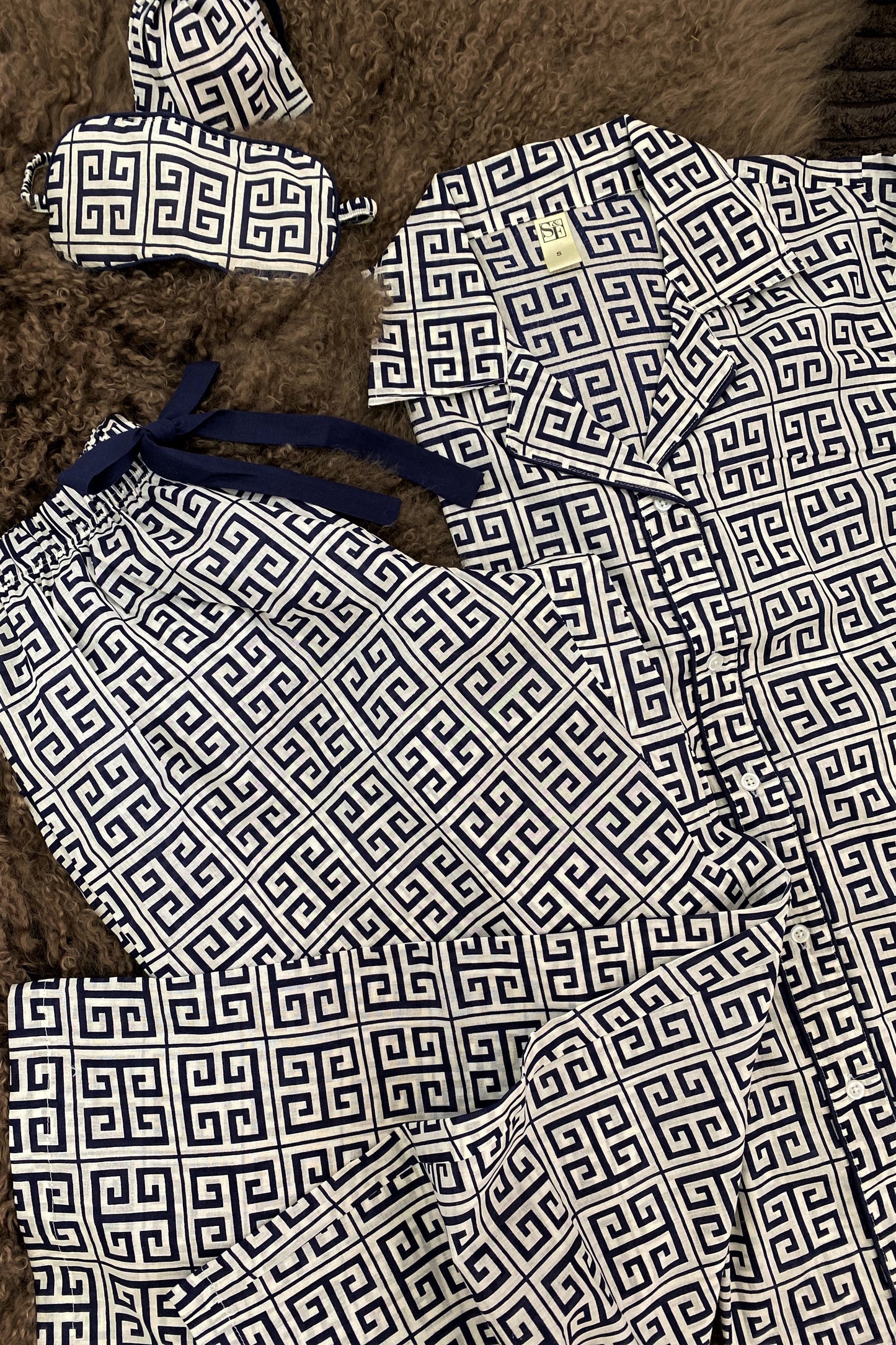 Women’s Sleep Set (Pyjamas, Sleepshirt, Sleeping Mask & Pouch ) - Greek Key WN